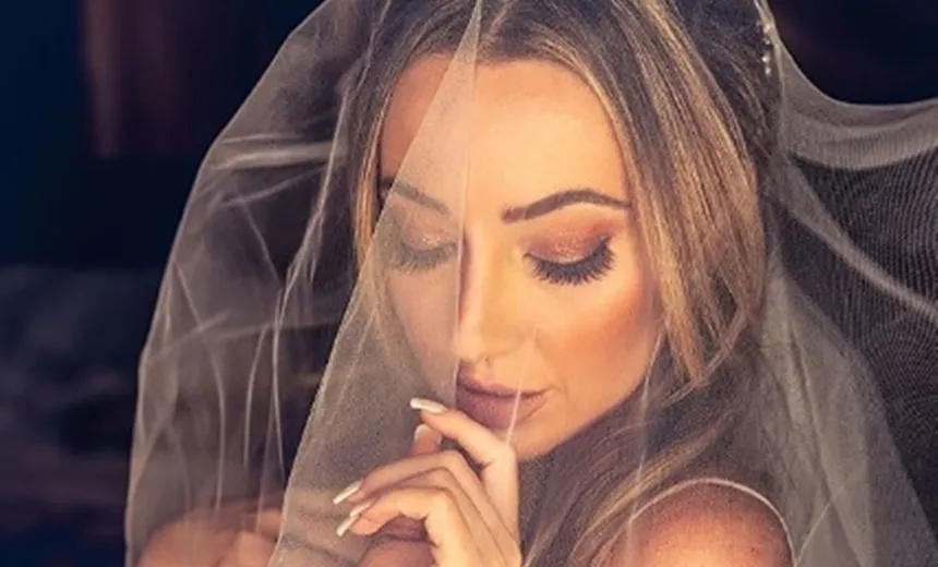 Recém-casada, esposa de Eduardo Bolsonaro sensualiza com lingerie