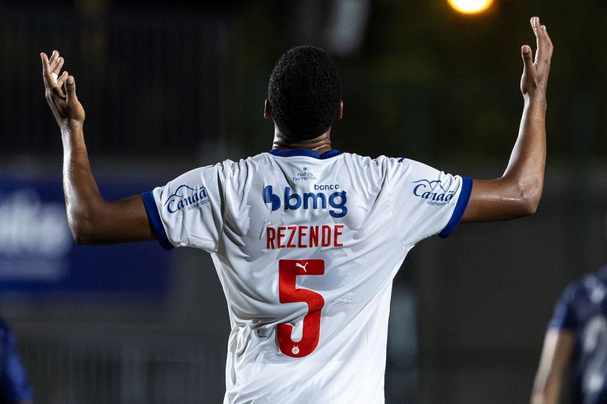 O volante Rezende deixou o Bahia ap&oacute;s ser vendido para o futebol chin&ecirc;s depois de quatro temporadas no Esquadr&atilde;o de A&ccedil;o. Foto: Rafael Rodrigues/EC Bahia