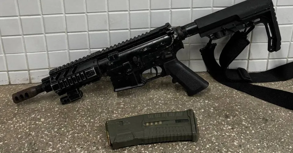 Arma e drogas são apreendidas pela Polícia Militar no bairro da Federação, em Salvador