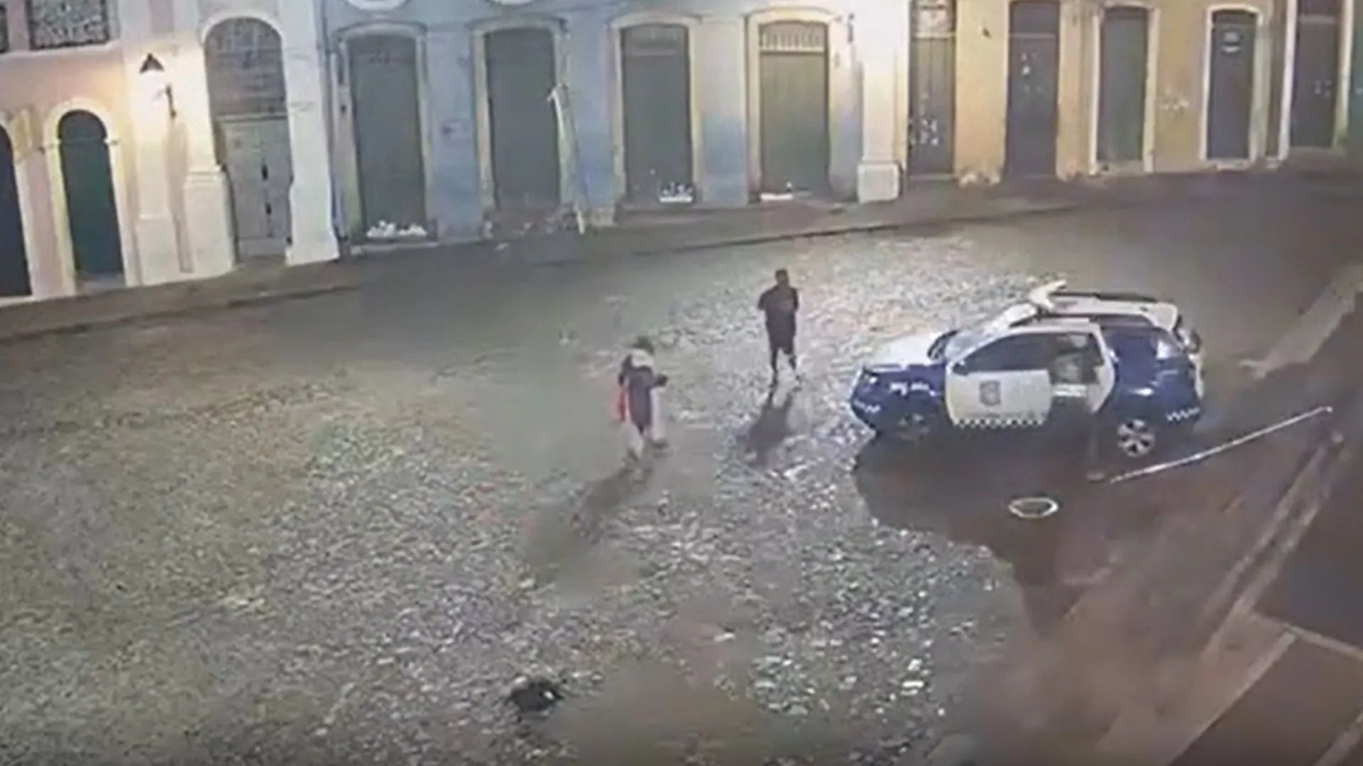 VÍDEO: viatura da Guarda Civil é depredada no Centro Histórico de Salvador