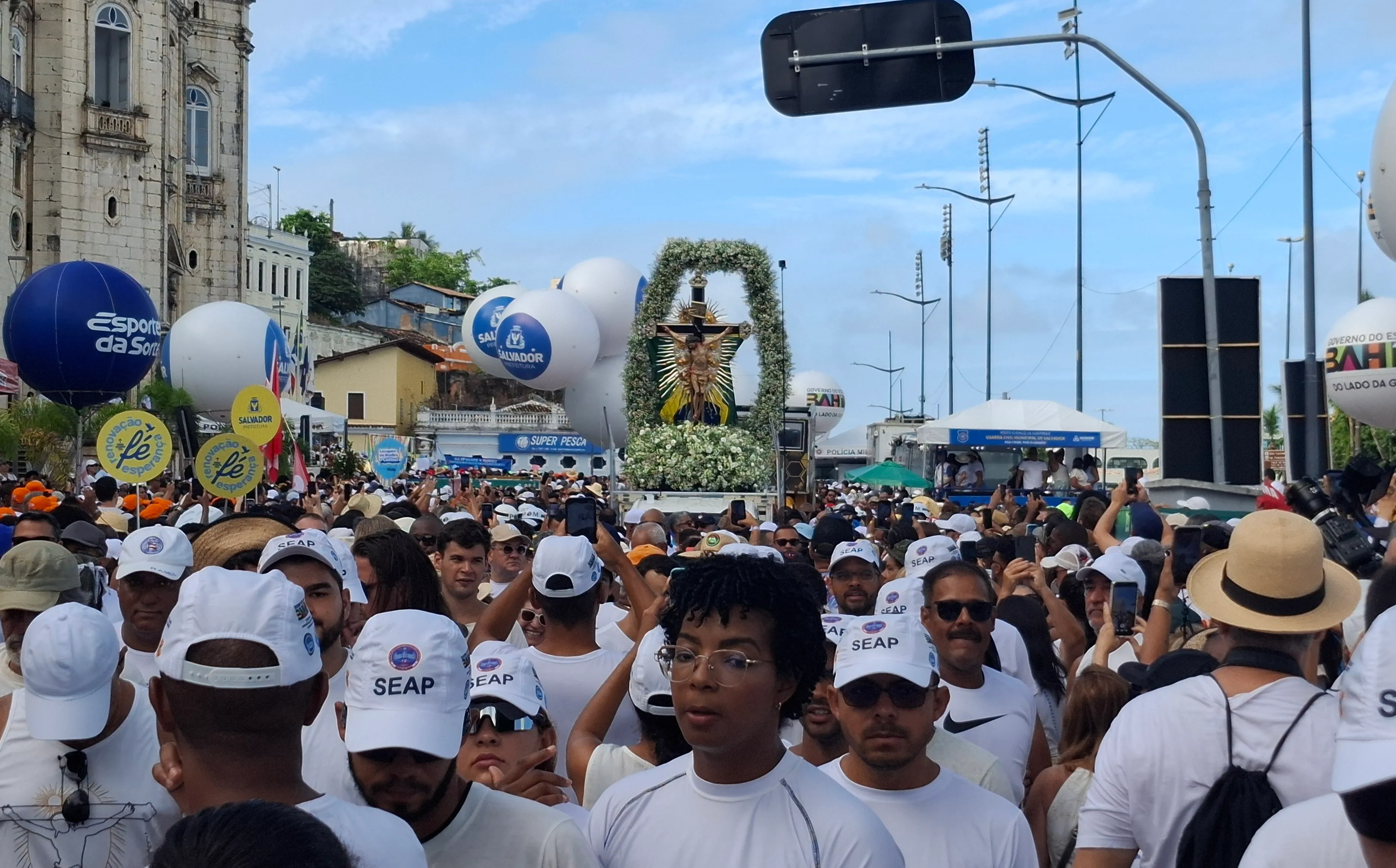 Lavagem de Corpo e Alma: imagem do Senhor do Bonfim é conduzida à Colina
