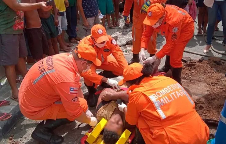 Homem é resgatado após cair em bueiro na Fazenda Grande do Retiro