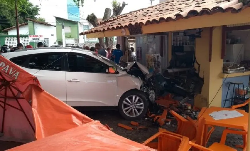 FATALIDADE: Motorista tem parada cardíaca e carro invade praça no centro de Feira