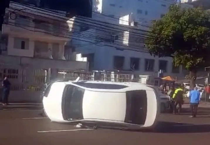 Homem fica ferido após capotamento na Garibaldi, em Salvador