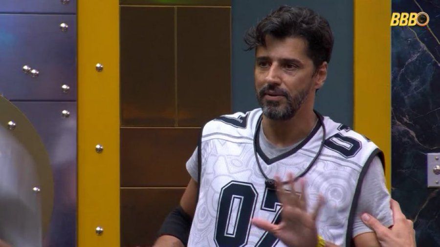 Alberto Cowboy Retorna Para a Casa Do Bbb 26 Ap&oacute;s Passar Mal E Ser Socorrido &Agrave;s Pressas