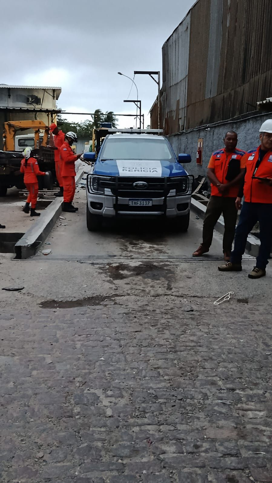 Destro&ccedil;os Espalhados Pelo Ch&atilde;o De Empresa De Reciclagem Ap&oacute;s Desabamento Em Piraj&aacute;, Salvador (2)
