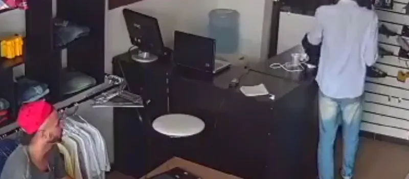 VEJA VÍDEO: Câmera flagra dois homens assaltando loja em Feira de Santana