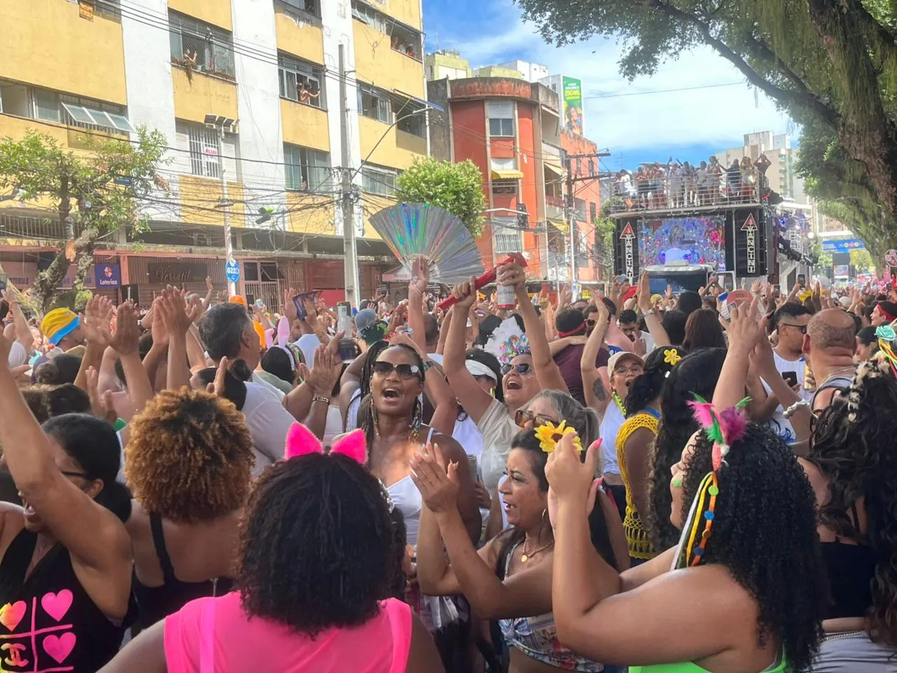 Foliões apostam em acessórios para lidar com calor no Carnaval de Salvador