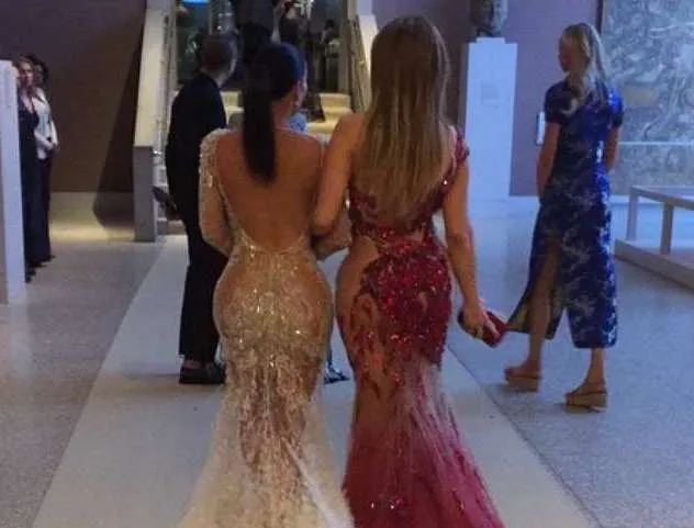 Kim Kardashian exibe bumbum e se declara para Jennifer Lopez