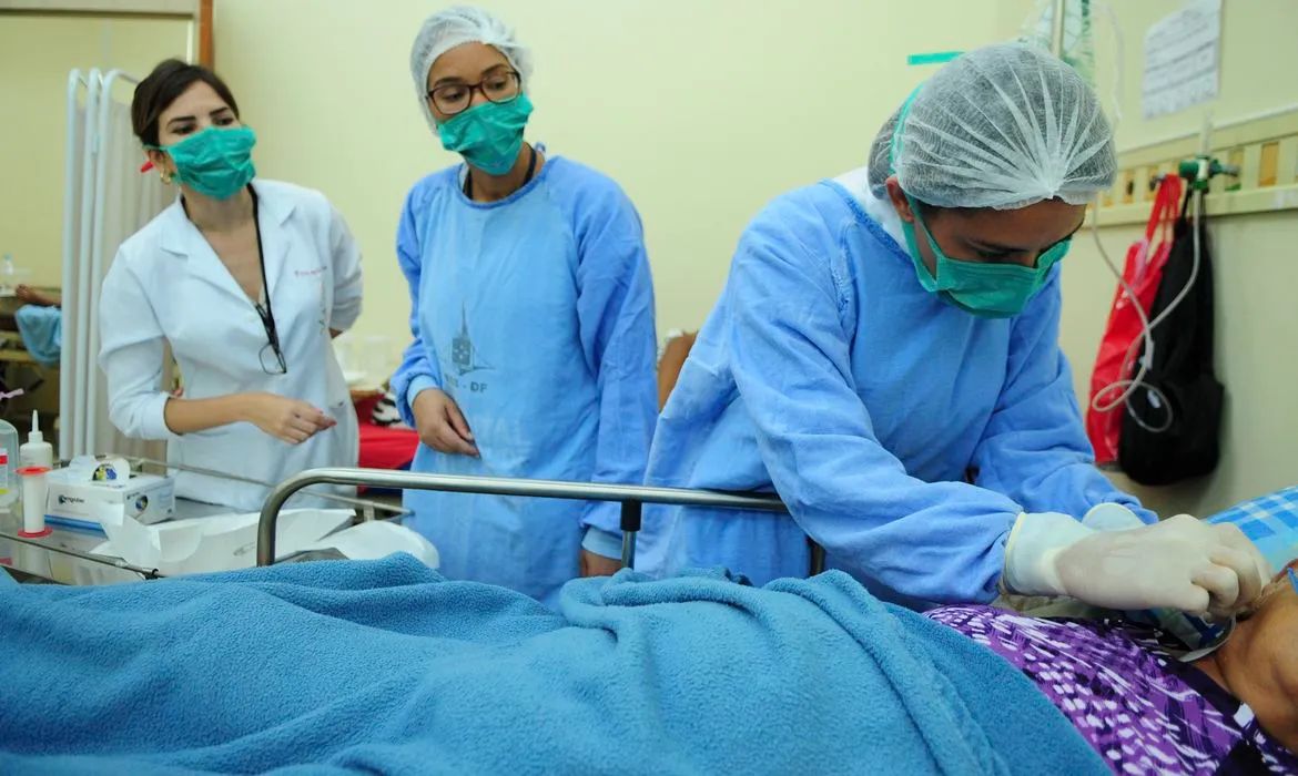 AMB se opõe à resolução que autoriza enfermeiros prescrever antibióticos