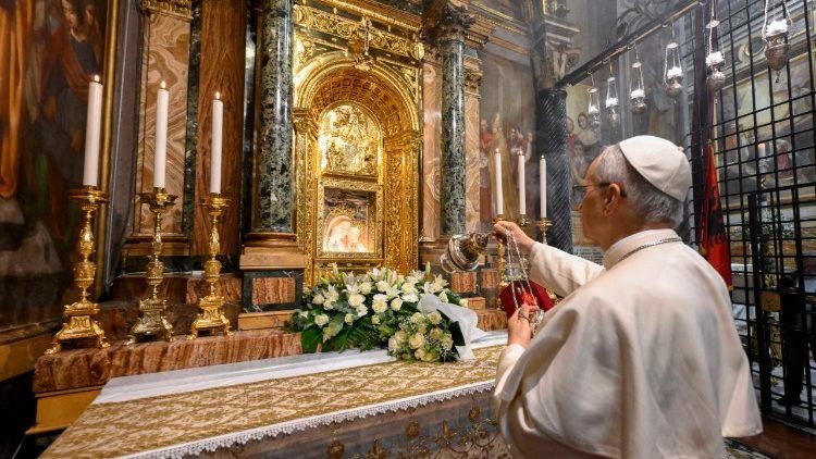 Papa reza diante da imagem de Nossa Senhora. Foto: Vatican Media