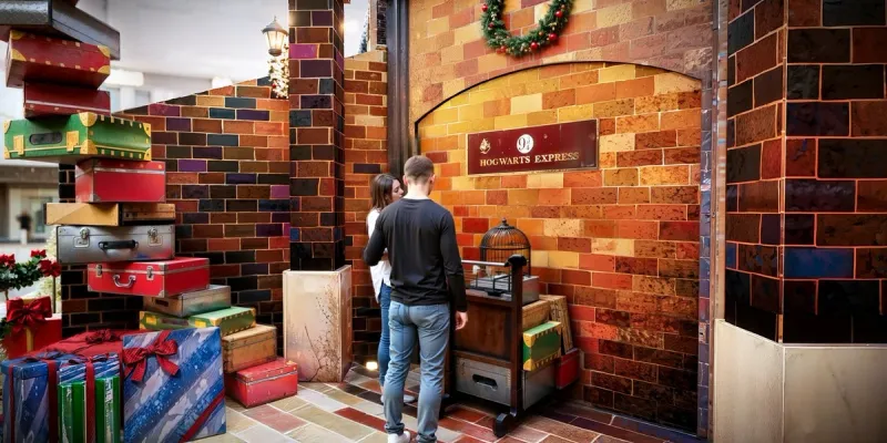 Os visitantes poderão vivenciar a experiência de estar em Hogwarts com decoração temática, personagens e surpresas especiais/Foto: Divulgação/Shopping Paralela