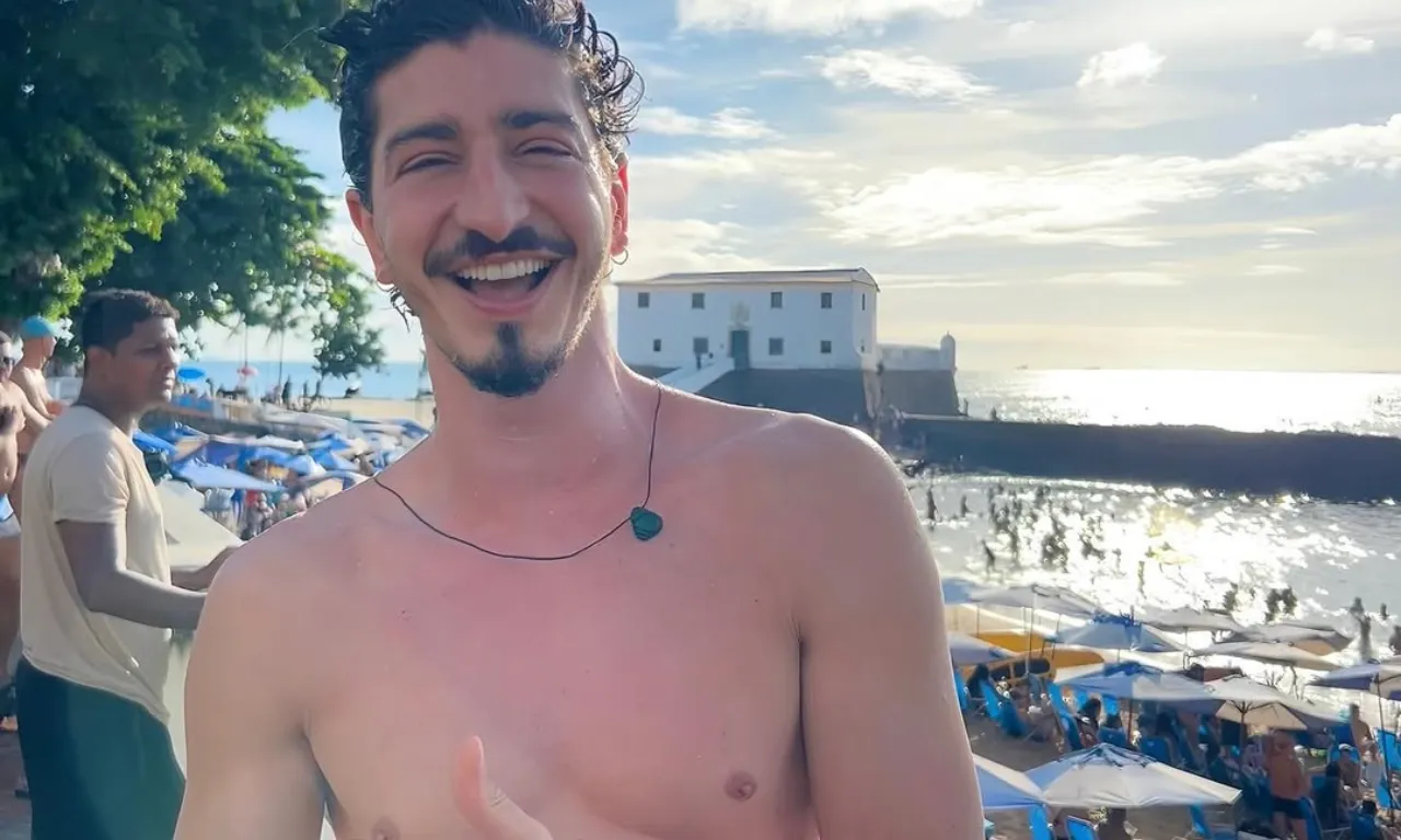 Ator chama atenção com foto em Salvador em app de namoro; veja