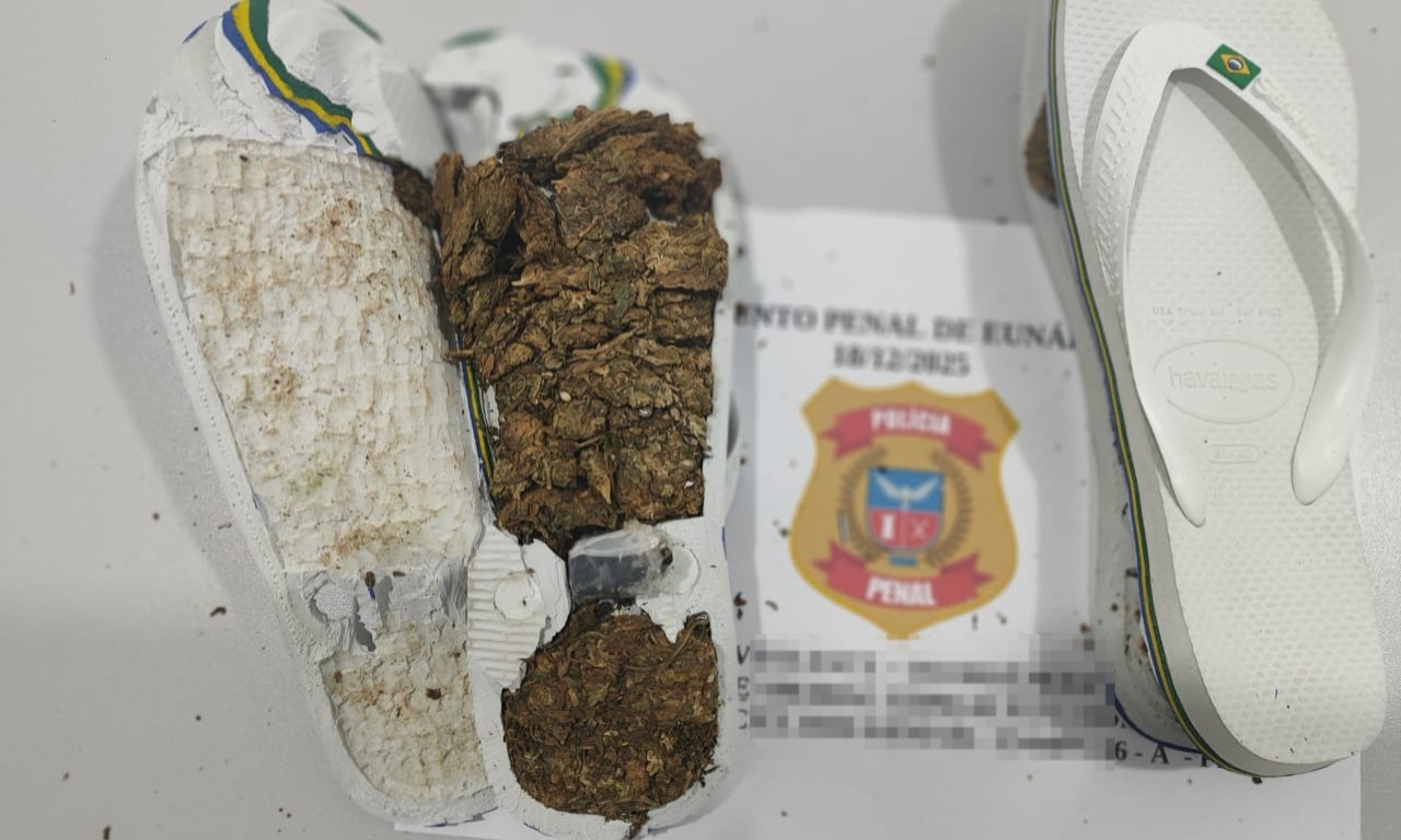 Mulheres s&atilde;o presas ao esconder drogas em sand&aacute;lias para entrar em pres&iacute;dio.Foto: PCBA