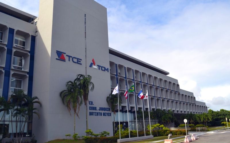 O TCE-BA e o TCM-BA são responsáveis por fiscalizar gastos públicos e podem abrir investigações caso identifiquem indícios de superfaturamento ou irregularidades nas contratações artísticas/Foto: Divulgação/TCE-BA