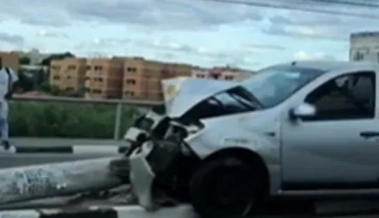 Motorista fica ferido após perder controle da direção, subir em canteiro e colidir com poste em Lauro de Freitas