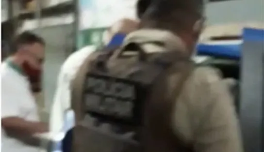 Rodoviário fica ferido no rosto após receber coronhada de arma de fogo durante tentativa de assalto em Salvador; veja vídeos