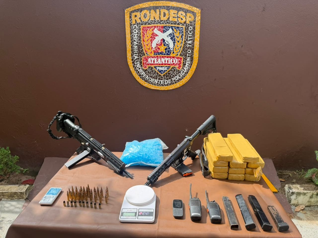 Material encontrado no acampamento clandestino usado por criminosos em Cassange.| Foto: Divulga&ccedil;&atilde;o SSP
