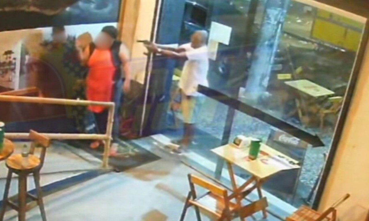 PM reformado é preso após agredir companheira em bar em Salvador.Foto: Câmeras de segurança