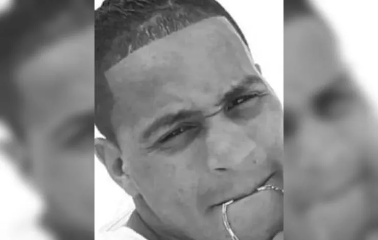 Homem morre e outras quatro ficam pessoas feridas em Alto de Coutos; atiradores chegaram em uma moto