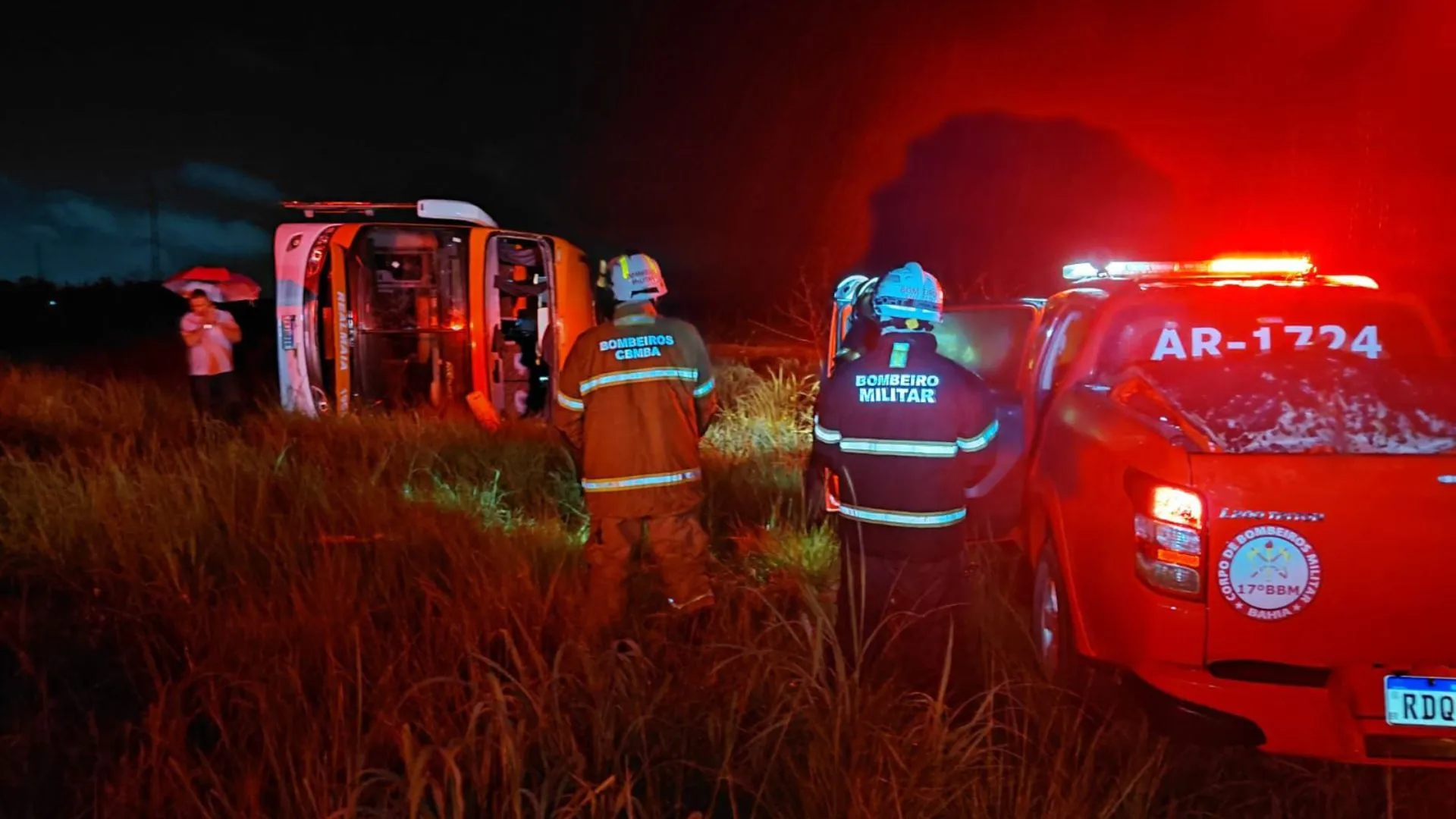 Ônibus com 42 passageiros tomba e deixa feridos na Bahia