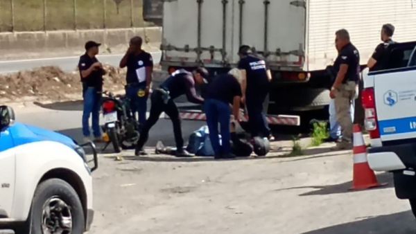 Motociclista morre ap&oacute;s bater em caminh&atilde;o parado na BR-324, em Salvador