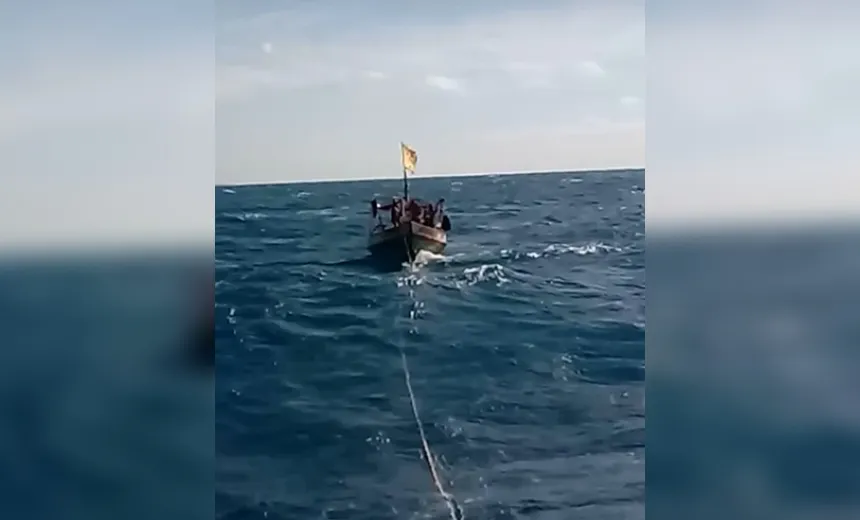 Barco com quatro pessoas é resgatado após horas à deriva em mar da Bahia