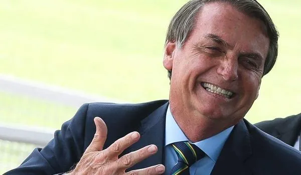Aos risos, Bolsonaro comenta com apoiadores o afastamento de Witzel: "quem é teu governador?" 