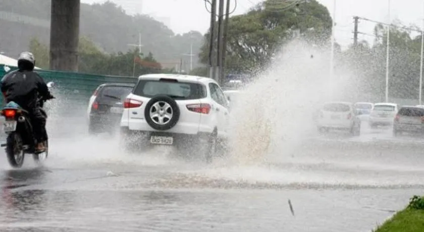 ALAGAMENTOS: Forte chuva deixa trânsito ‘travado’ na Av.Paralela e em diversas regiões na cidade
