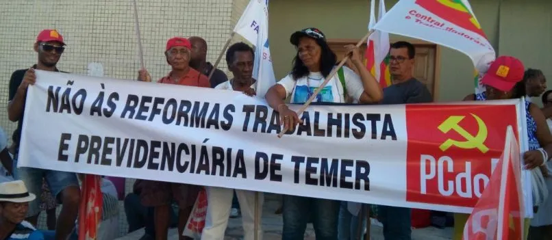 “FALTA TEMER”: Com tendência partidária, manifestantes cercam obra do La Vue contra Geddel e presidência
