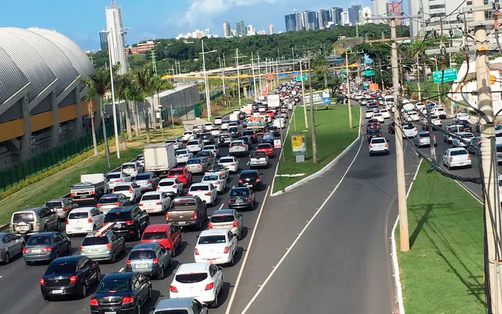 VÍDEO: Engavetamento entre moto e oito carros deixa ferido na Paralela