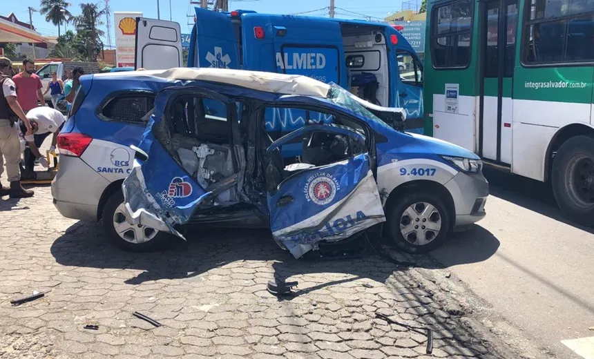 Acidente com ônibus deixa PM ferida e viatura parcialmente destruída no Imbuí 