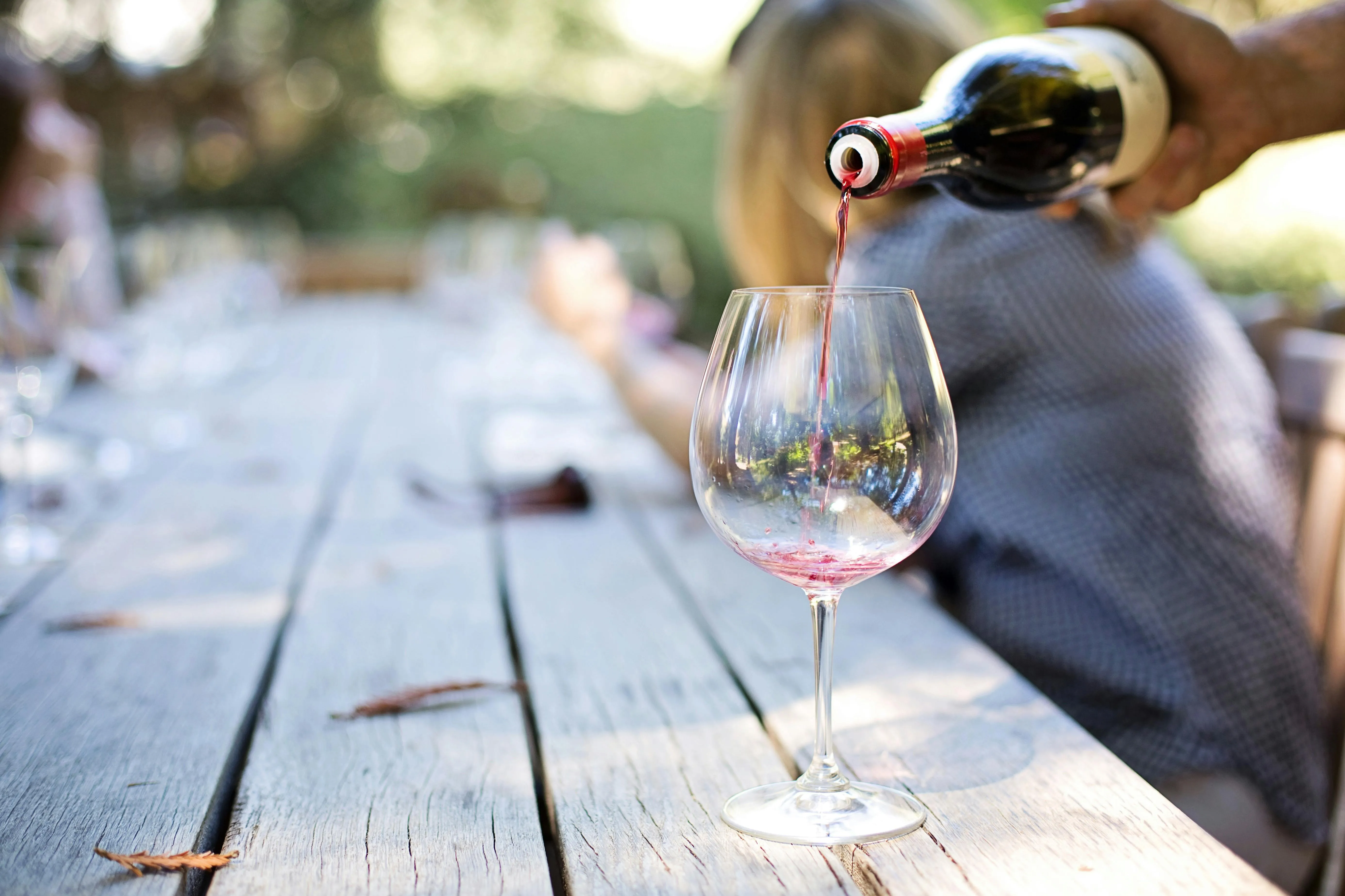 Criança de dois anos vai parar no hospital após beber vinho por acidente
