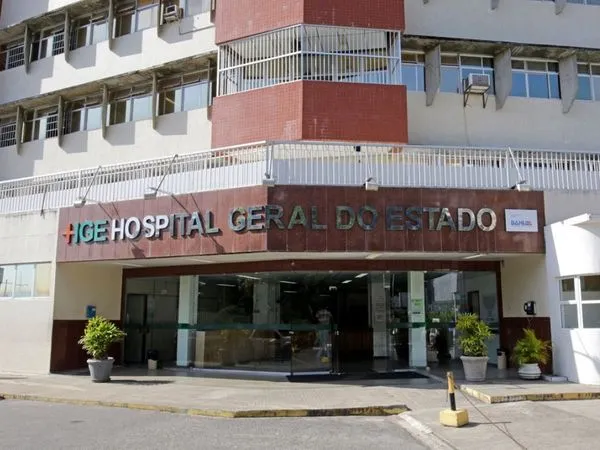 Carro invade ponto de ônibus e atropela quatro pessoas na Barra, em Salvador