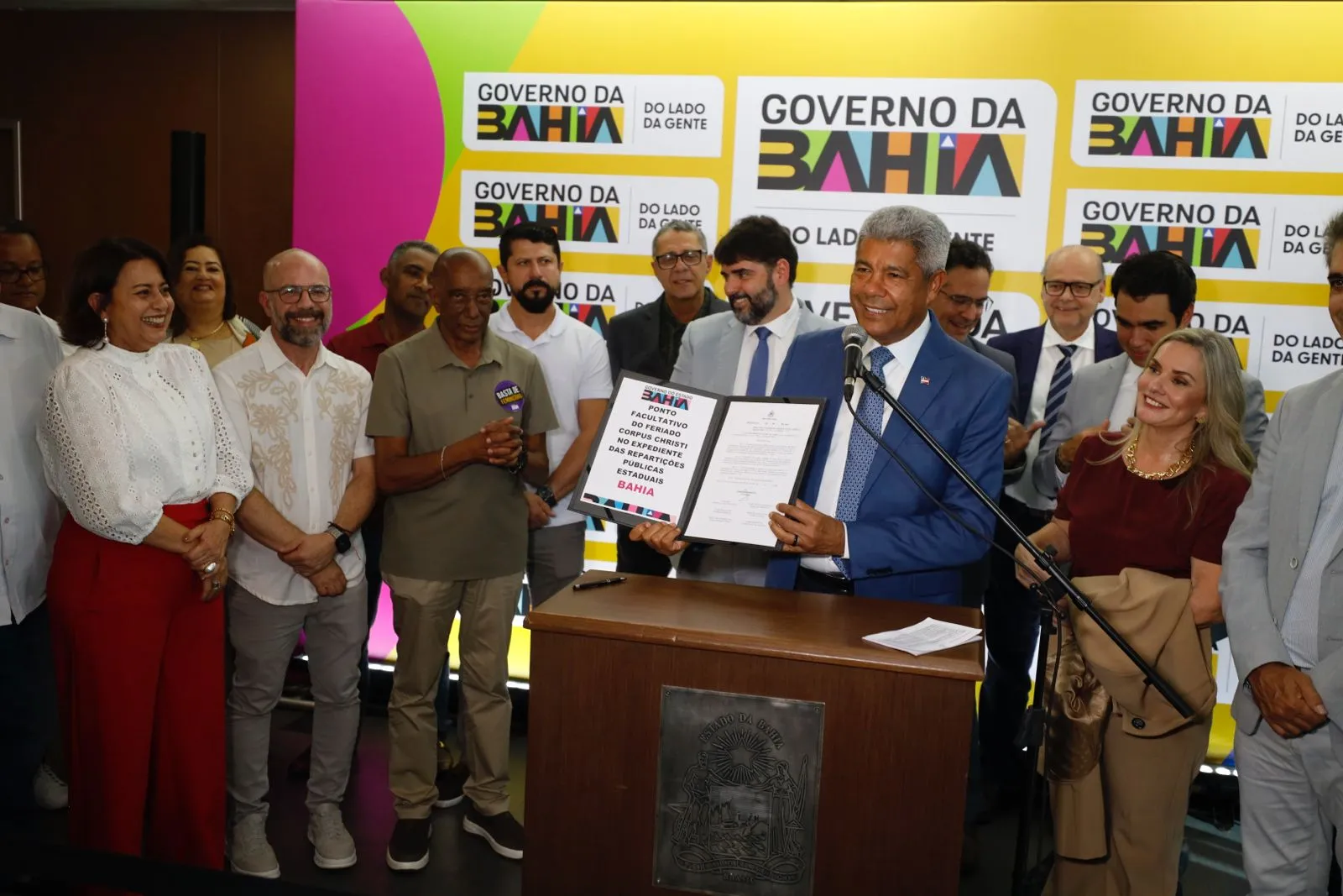 Servidores estaduais da Bahia terão salários antecipados para o São João 2026