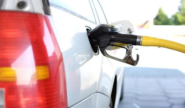 Petrobras aprova reajustes de 4% no preço da gasolina e de 5% no valor do diesel; medidas já valem a partir deste sábado 