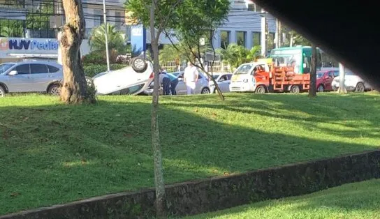 Carro capota na Avenida Garibaldi e deixa uma pessoa ferida; Trânsito segue congestionado no local