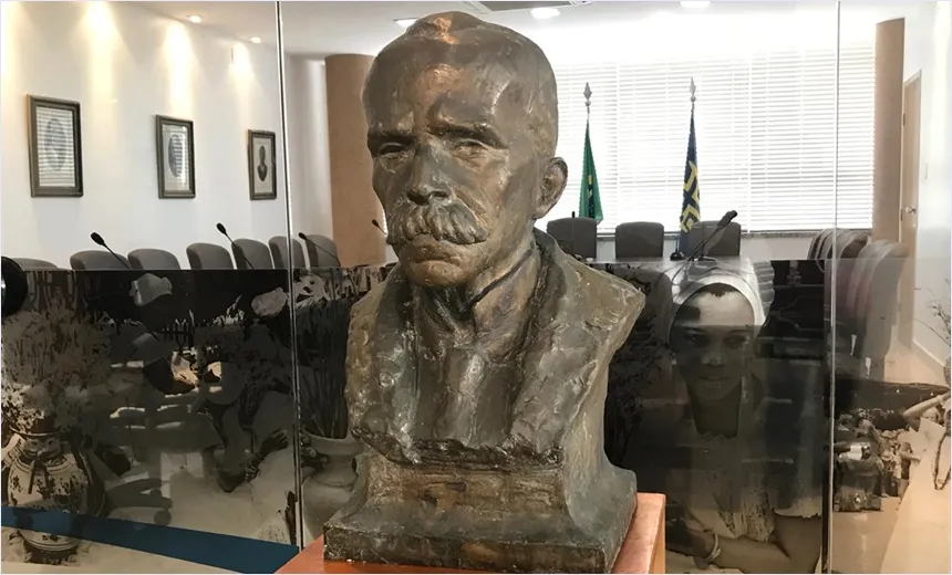Busto de bronze roubado da Casa de Ruy Barbosa é recuperado em ferro-velho