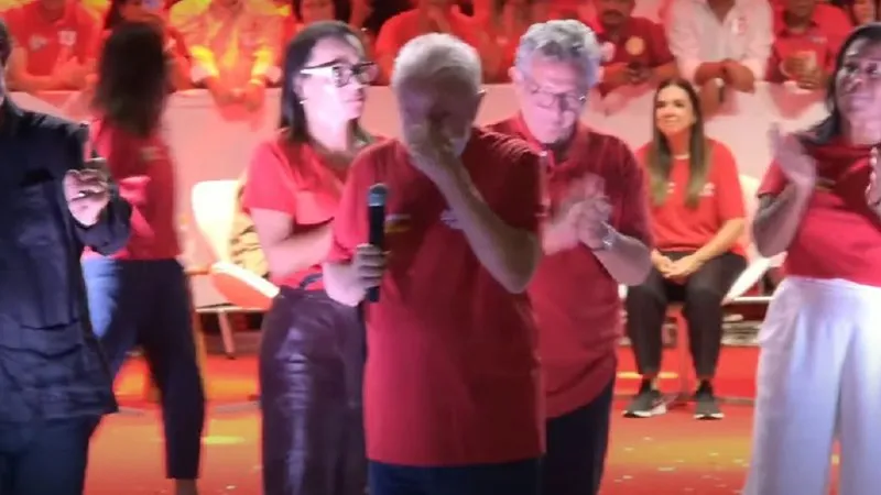 Lula se emociona em comício na Bahia ao relembrar dificuldades da juventude