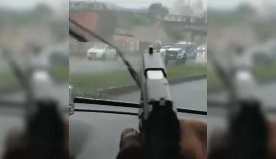 Com três pistolas, integrantes de facção apontam arma contra viatura em Salvador e gravam ação 