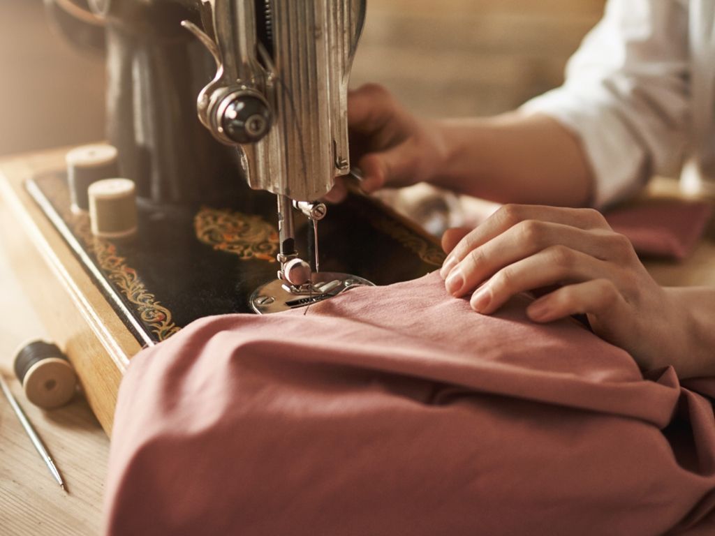 Curso gratuito de costura industrial, com uma bolsa aux&iacute;lio de R$ 500, &eacute; ofertado em Feira de Santana em dois turnos di&aacute;rios. Foto: Freepik