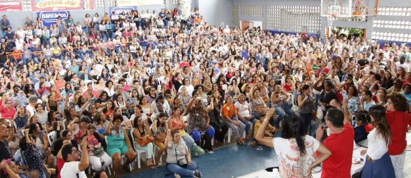 ‘BRAÇOS CRUZADOS’: Professores municipais fazem protesto em frente à Secretaria Municipal da Educação