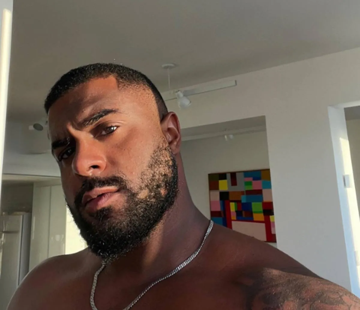 Baco Exu do Blues comenta sobre fama de galã; "não levo a sério"