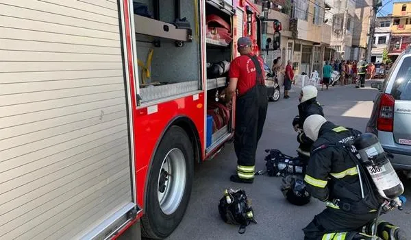 Bombeiros combatem incêndios em diferentes pontos de Salvador