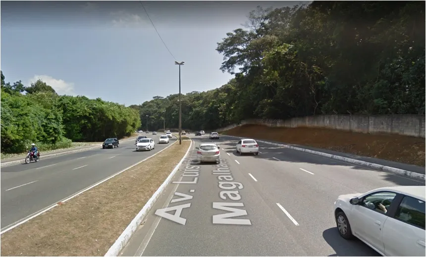 Engavetamento entre cinco carros deixa duas pessoas feridas na Av. Luís Eduardo Magalhães
