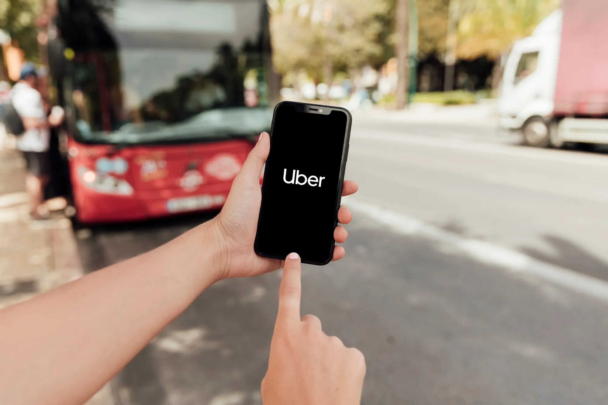 Salvador sanciona lei que obriga Uber, iFood e 99 a oferecer atendimento 24 horas