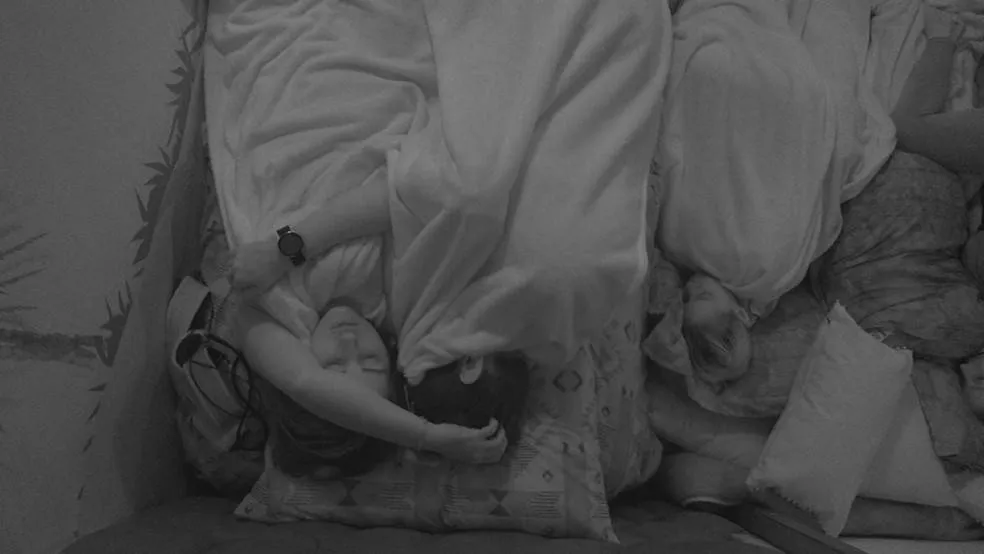 Amanda e Cara de Sapato trocam carícias na cama no BBB 23; veja vídeo