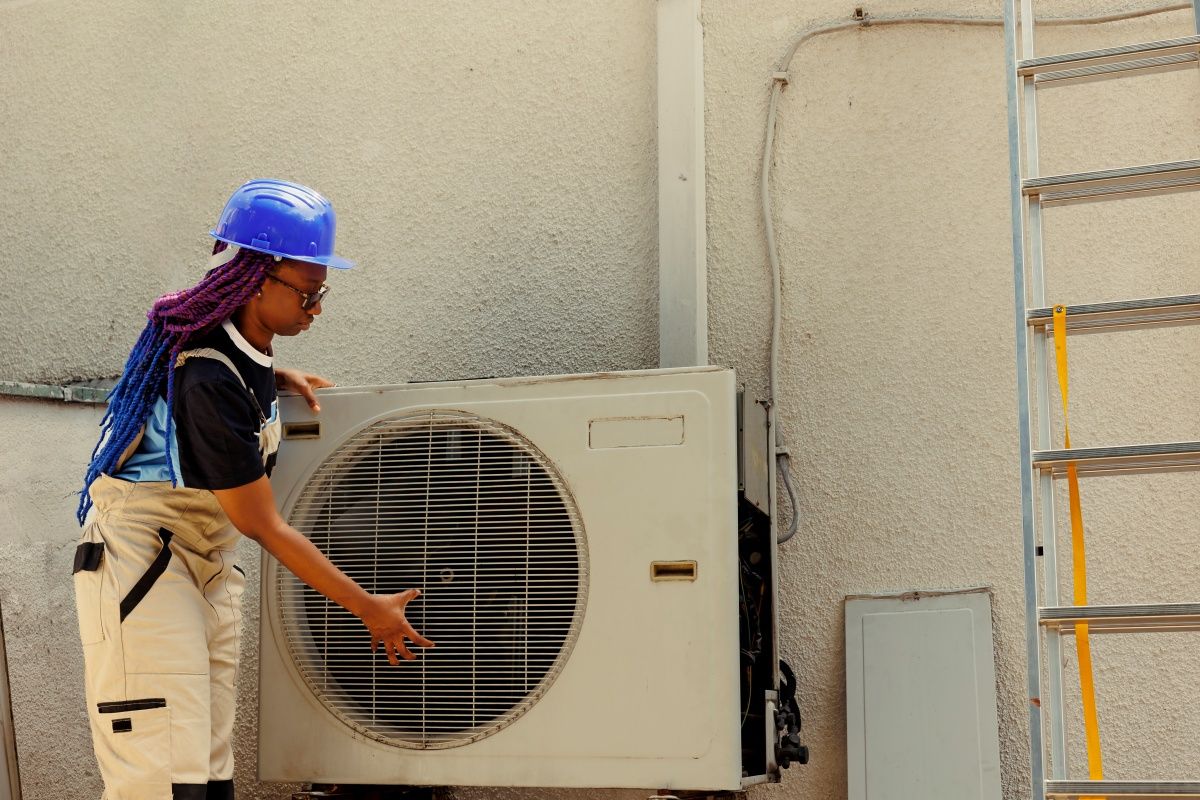 Dentre as vagas de emprego nesta quinta estão técnico de refrigeração, carreteiro, cozinheiro, açougueiro e vidraceiro. Foto: Ilustrativa/Freepik