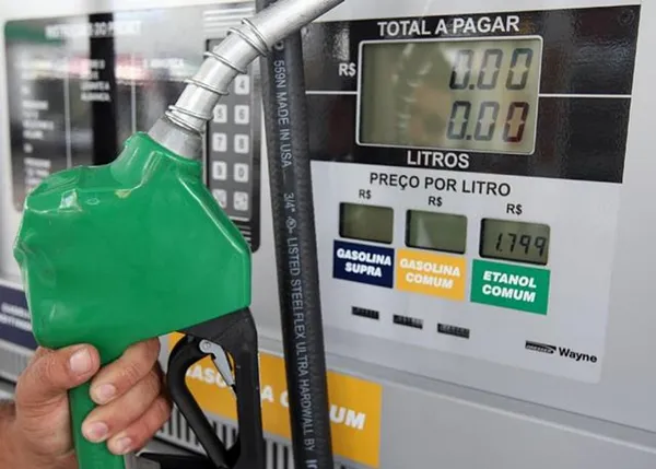 A Acelen, responsável pela Refinaria de Mataripe, anunciou a redução nos preços da gasolina e diesel de 2,2% e 2,8%, respectivamente. Foto: Procon/MS