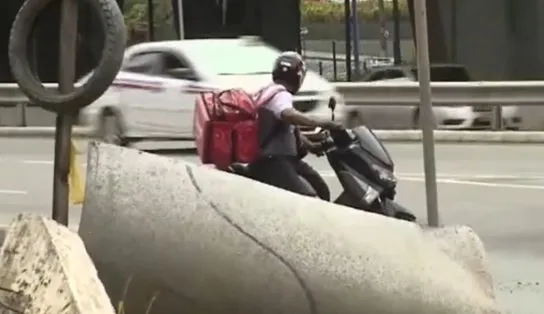 Na cara da lei! Perto do Detran, em Salvador, motociclistas fazem as próprias leis e dão diversas "roubadinhas" 
